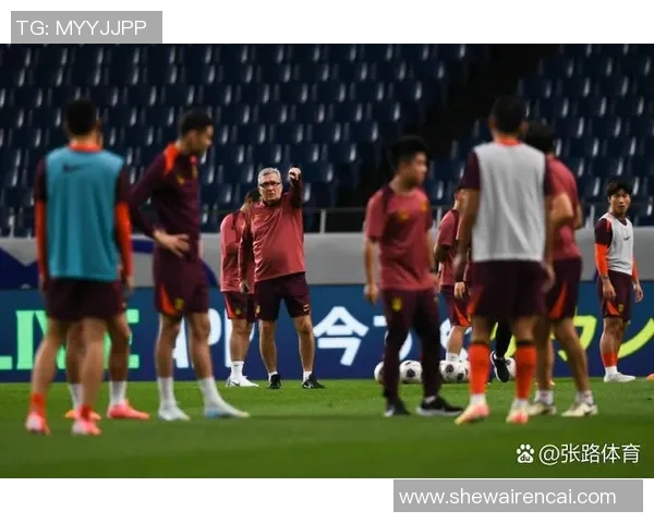 国内综艺节目热邀足球明星加盟引发观众热烈讨论与期待